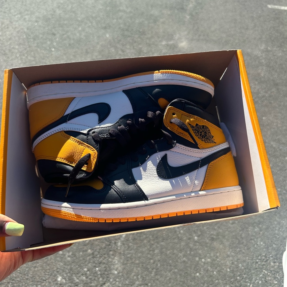 Nike Men's Black and Yellow Sneakers Taxi
